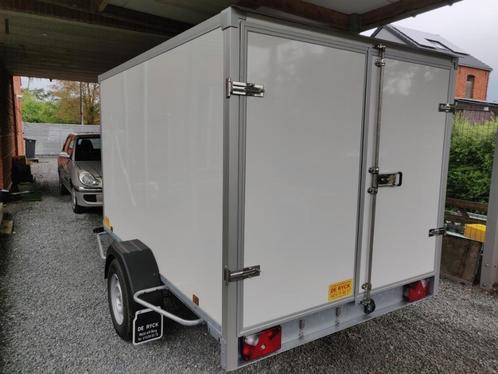 Gesloten, geremde aanhangwagen. NIEUW