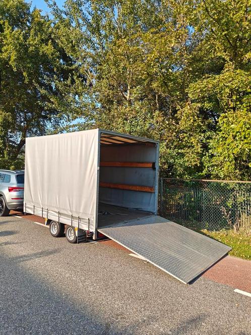 Gesloten huif aanhanger met laadklep