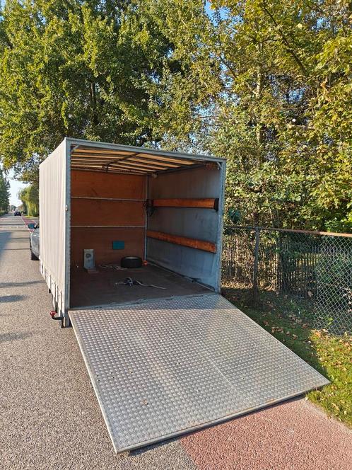 Gesloten huif aanhanger met laadklep