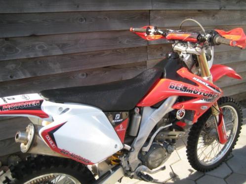 Gevraag Crf 250R of Crf 250X rijwiel compleet met kenteken. 