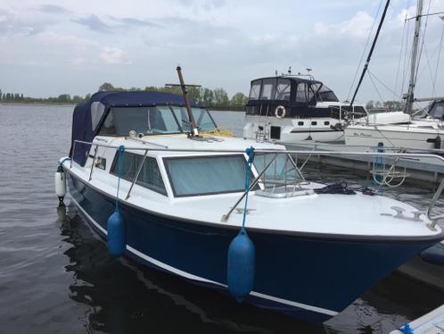Gezellige kajuitboot met krachtige motor en boegschroef
