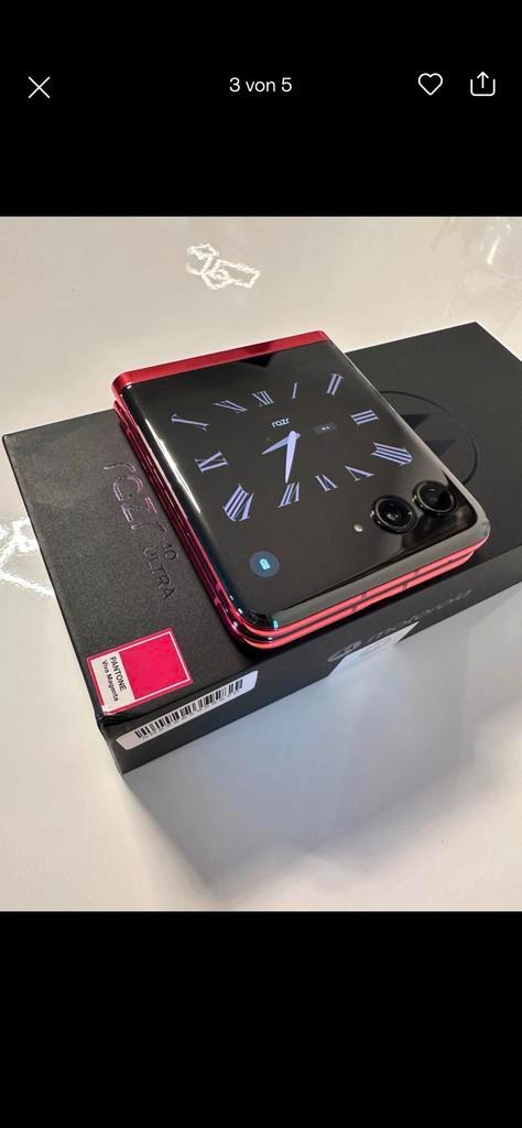 Gezocht Motorola Razr 40 Ultra in rode kleur.