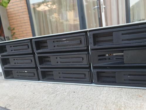 Gezocht Synology Disk Trays voor RS3411xs