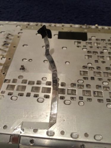 Gezocht topcase kabel MacBook 2008
