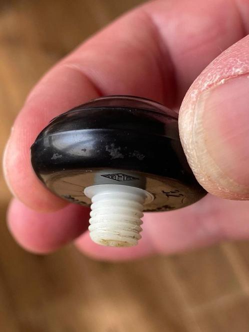 GEZOCHT zwarte stootdop van PezonampMichel