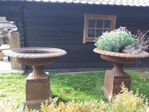 Gietijzer tuinvaas, tuinvazen, bloempot, sokkel