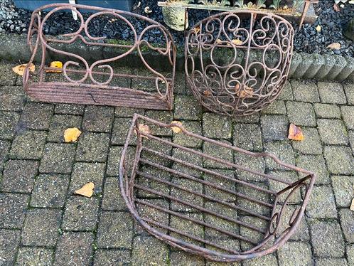 Gietijzeren bloemrekken manden wandbakken