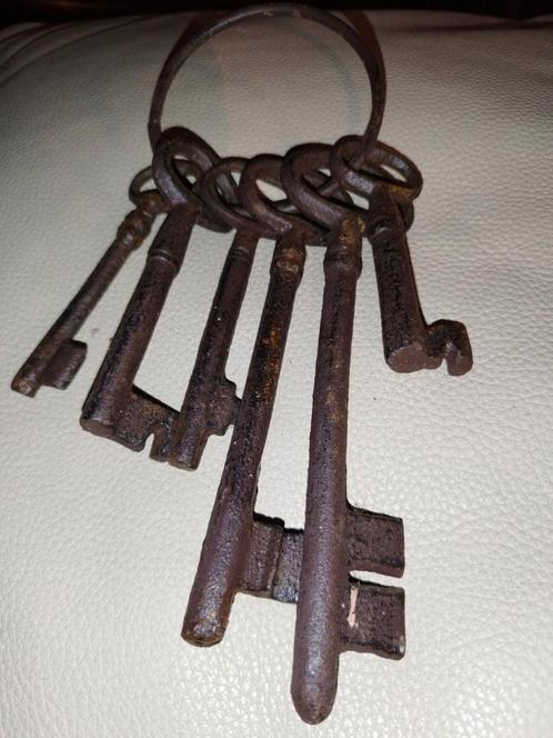 Gietijzeren sleutelbos met 6 sleutels