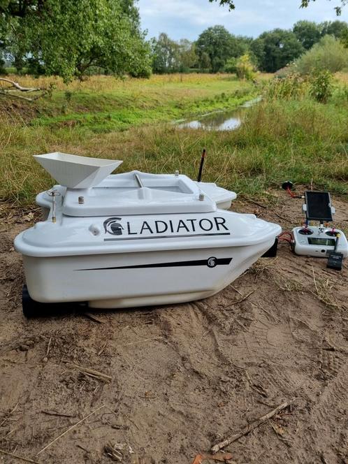 Gladiator baitboat xl met lowrance hook 4 en autopilot