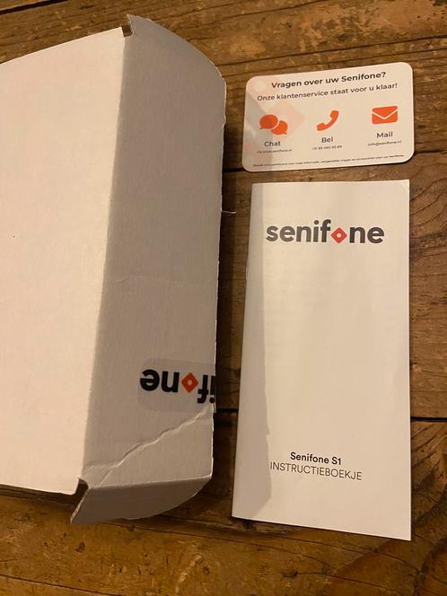Gloednieuwe Senifone seniorentelefoon met hoesje