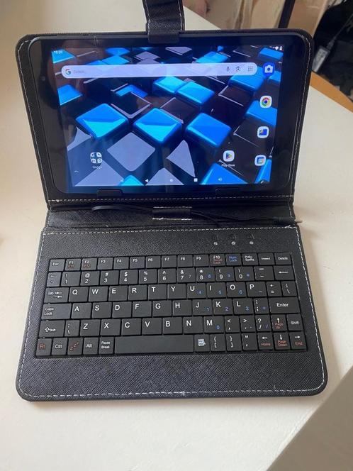 Gloednieuwe tablet met toetsenbord