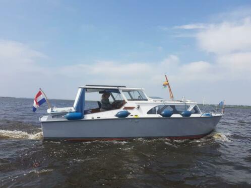 Goed onderhouden boot 9 m x 2,90 met motorpech