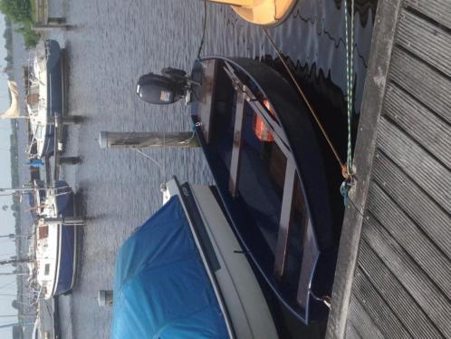 Goed onderhouden roeiboot met buitenboordmotor (Tohatsu 5PK)