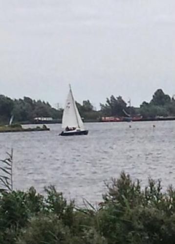 Goed setje zeilen bij goed bod polyester kajuitboot erbij