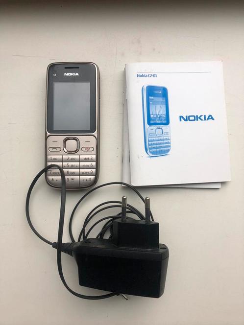 Goed werkende goudkleurige Nokia C2-01 met oplader