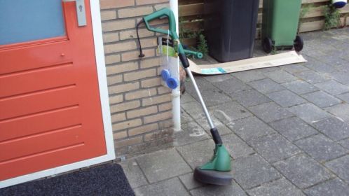 Goede grastrimmer inclusief 2 rolletjes draad te koop