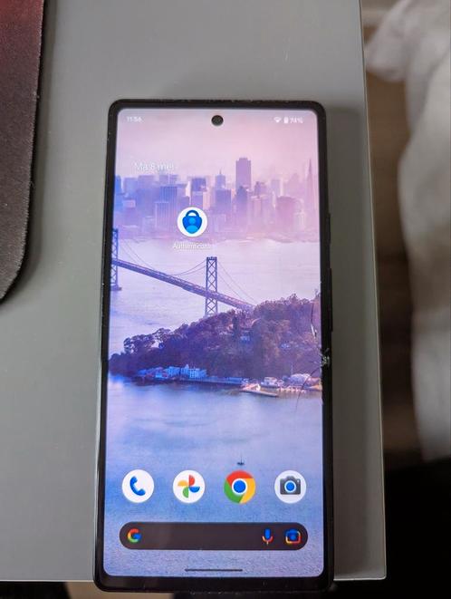 Google Pixel 6A met toebehoren en hoesje. Barst in scherm