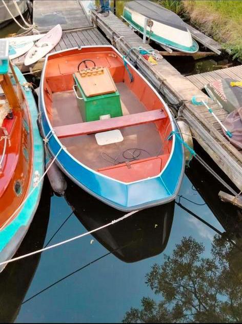 Grachten bootje  met zuinige scheepsdieselmotor