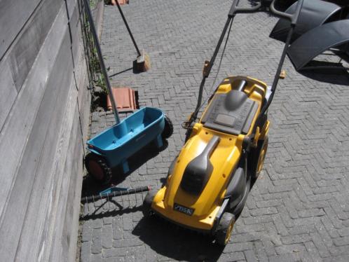 grasmaaier stiga 220v met meststrooier en vericuteerhark 