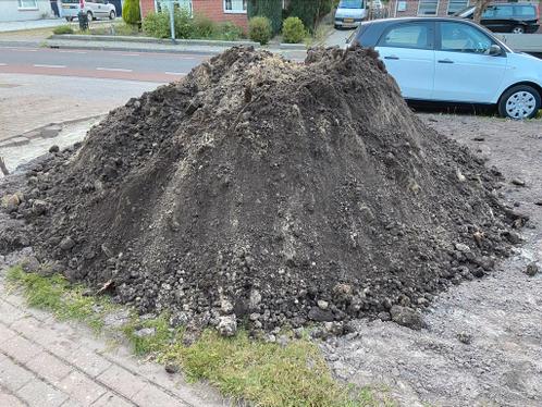 GRATIS  Zwarte grond  Gelegen aan doorgaande weg