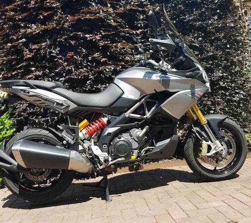 Grijze Aprilia Caponord 1200 travel pack