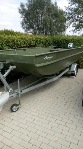 Grote alu visboot met zgan trailer en motor.