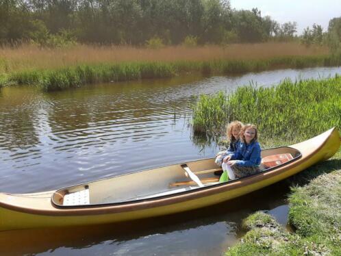 Grote Canadese kano voor 34 personen. Geel bruin van glasve