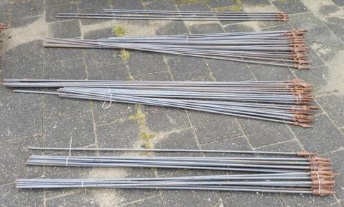 Grote hoeveelheid spijlen voor sierhekwerk met sierpunten