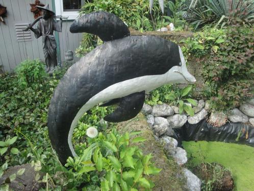 grote metalen dolfijn leuk bij een vijver