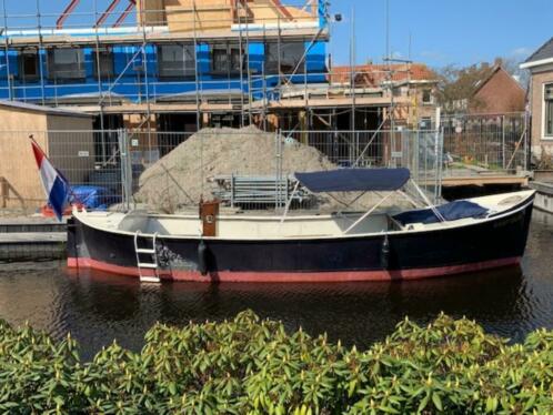 Grote stalen sloep met nieuwe motor (9x3 meter)