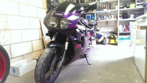 Gsxr 750 W word gesloopt en in onderdelen verkocht