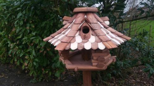 Handgemaakte vogelhuizen voor een vogelfeestje in uw tuin