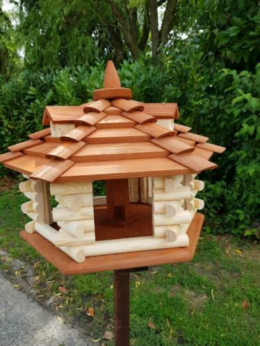 Handgemaakte vogelhuizen voor een vogelfeestje in uw tuin