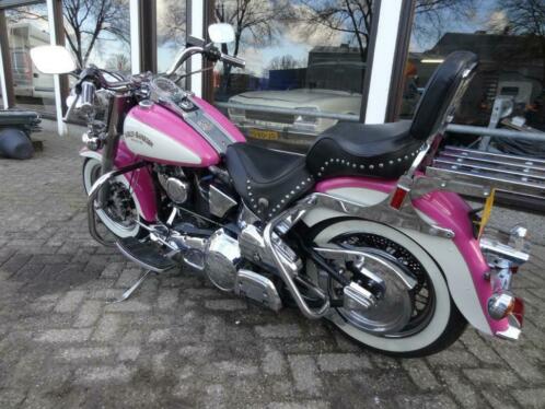 Harley Davidson FLSTC Heritage Classic in roze