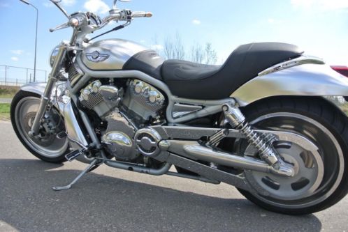 Harley Davidson V-rod met 240 achterband en vele extra039s