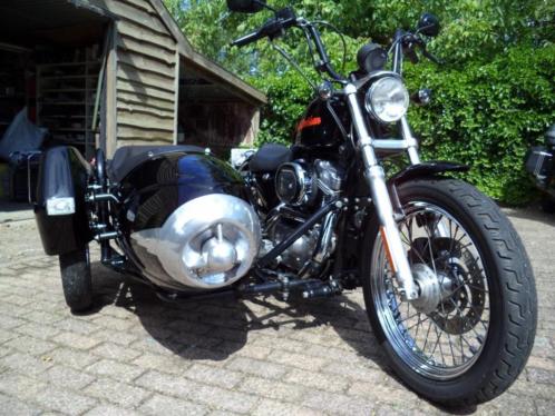 Harley sportster met gerestaureerde duna zijspan