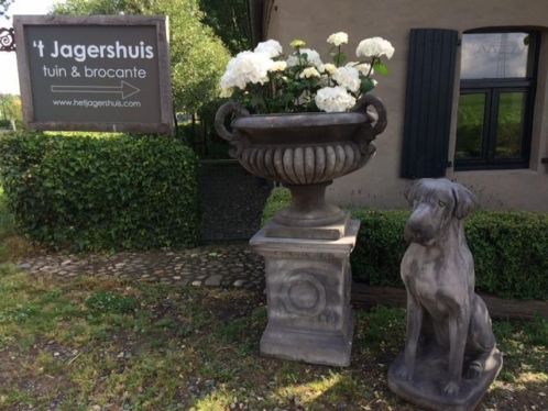 Heel veel tuindecoratie gietijzer, beton en smeedijzer