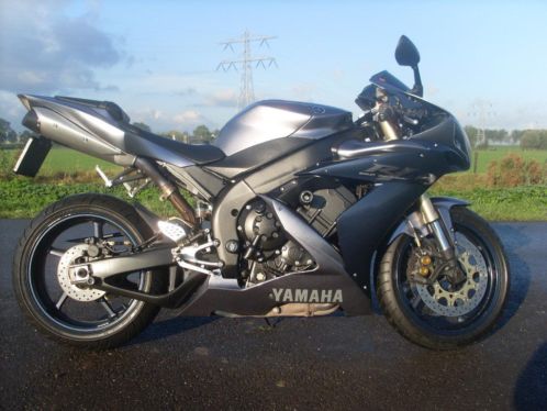 Hierbij bied ik mijn yamaha r1 uit 2005 te koop aan