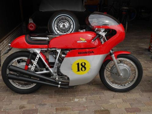 Honda 500 cc classic racer met kenteken.