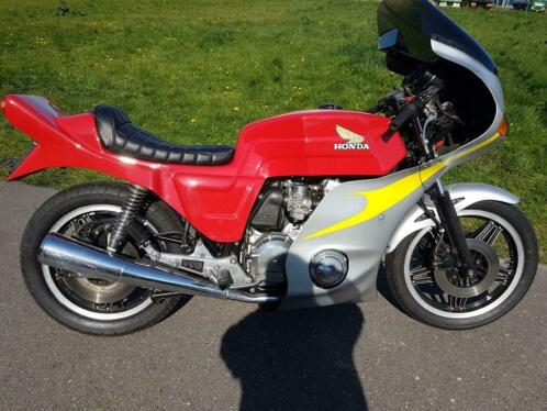 Honda CB 750 met speciale kit alles nieuw