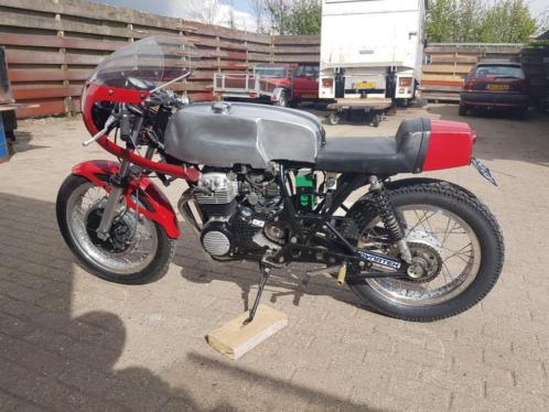 Honda CB400F amp Moto Guzzi MG v75 Strada (basis) Caferacers