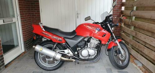 Honda CB500 uit 1996 rood in goede staat.