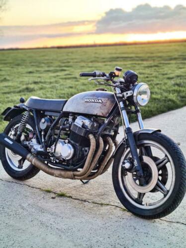 Honda CB750 uit 1977. Bare metal.