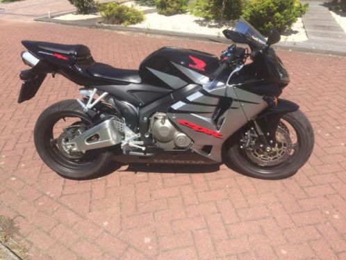 Honda cbr 600rr 2006 nieuwstaat 6900 km eerste eigennaar