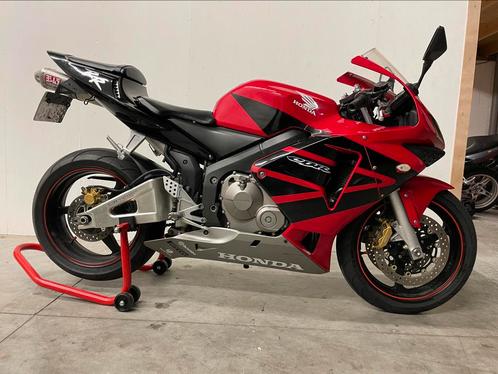 Honda CBR 600RR met Yoshimura en lage kmstand