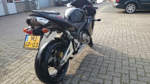 Honda cbr600rr (bj 2003)  4 GRATIS achterbanden