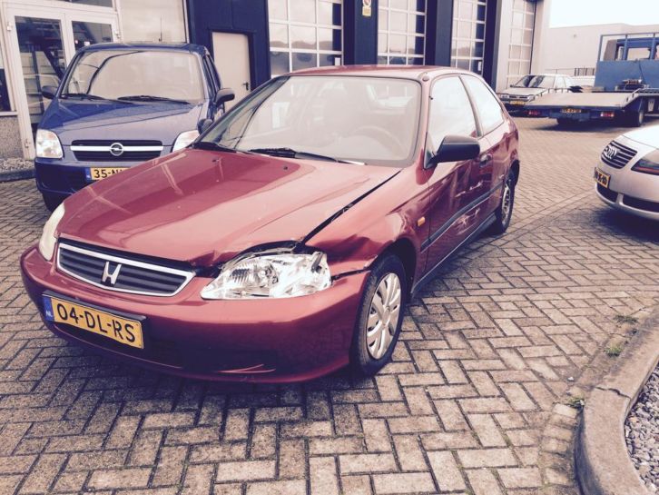 Honda Civic 1.4 I Met linkerschade moet gerepareerd worden