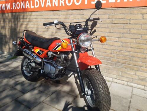 Honda Cy met motorfietskenteken met blauwe plaat