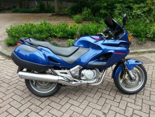 Honda Deauville 650 uit 2001 zeer netjes.