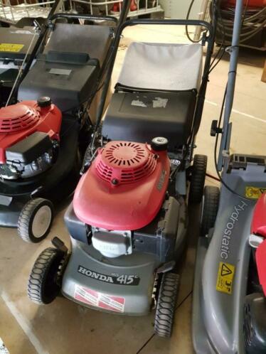 Honda gazonmaaier met verroest maaidek.